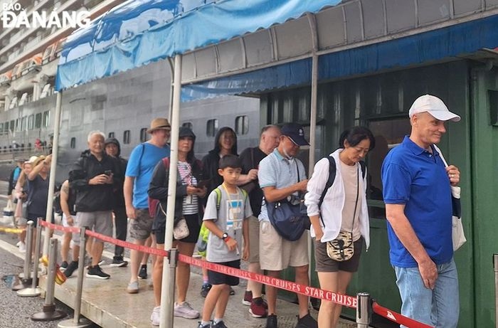 Chinese cruise ship brings 700 foreign visitors to Da Nang